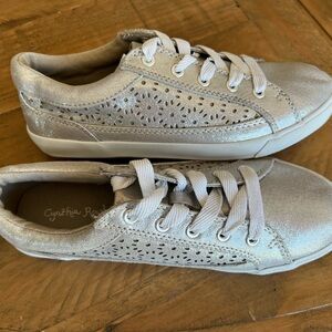 BRAND NEW Cynthia Rowley Women’s/ Girls Youth Sneakers Lace Up Shoes Size 3